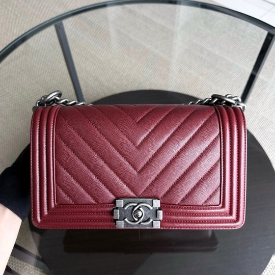 Image 1 of Chanel Boy Medium - Caviar 25CM Chevron Bordeauxrood Donkerrood Ruthenium Zilveren Hardware Serie 24