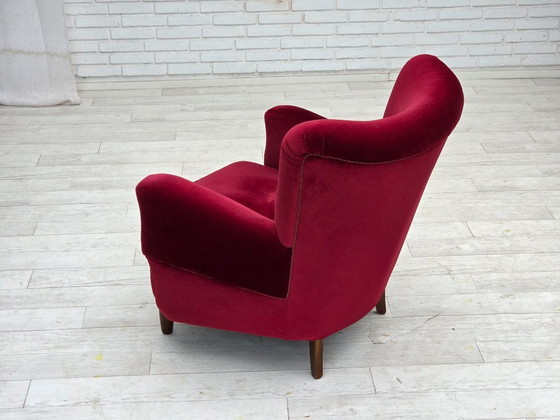 Image 1 of Fauteuil danois des années 60, velours d'ameublement rouge cerise, pieds en bois de hêtre.