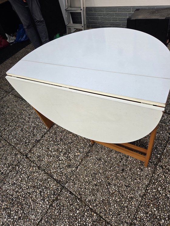 Image 1 of Rivivere il tavolo pieghevole rotondo d'epoca