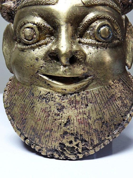 Image 1 of Pequeña máscara Oba de bronce dorado procedente de Bamoun, Camerún, África antigua