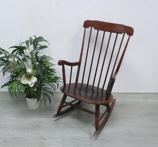 Vecchia sedia a dondolo in legno massello con schienale a fuso, braccioli, super confortevole