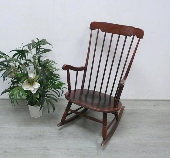 Image 1 of Vecchia sedia a dondolo in legno massello con schienale a fuso, braccioli, super confortevole