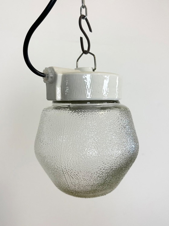 Image 1 of Suspension vintage en porcelaine blanche avec verre dépoli, années 1970