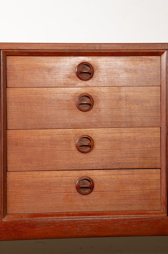 Image 1 of Deens teakhouten dressoir model 42 van Harry Østergaard voor Randers Mobelfabrik 1960.