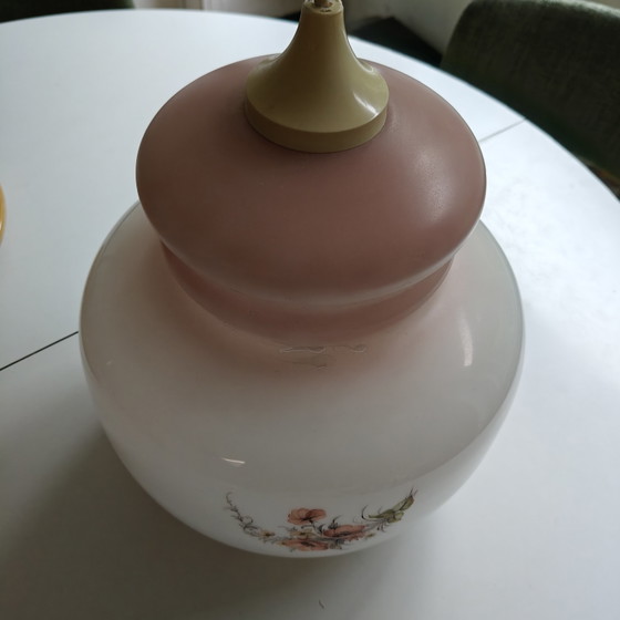 Image 1 of Lampada a sospensione vintage belga in vetro opalino con decorazioni floreali – Plafoniera in vetro rosa latte