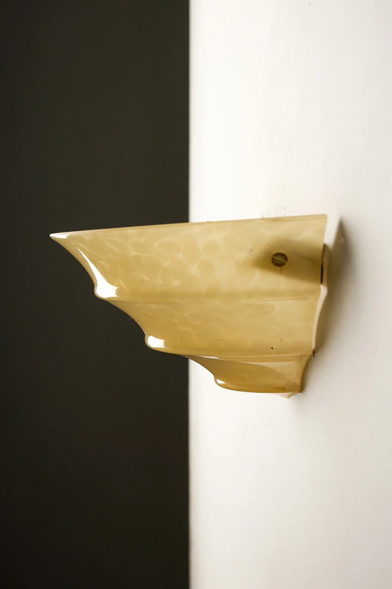 Wandleuchte aus gelbem, marmoriertem Glas in Muschelform, Mid-Century, 1970er Jahre, Wandleuchten, Messing (Foto 3 von 9)