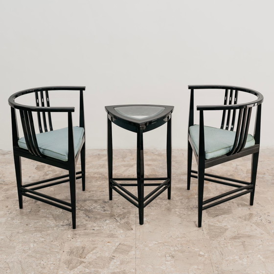 Image 1 of Ernest Archibald Taylor: een paar fauteuils en een driehoekige salontafel, design uit de jaren 80.