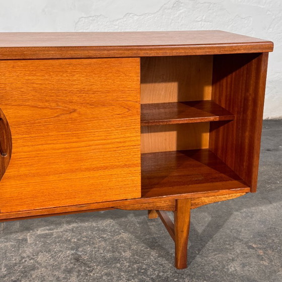 Credenza britannica in teak con ante scorrevoli, anni '60 – Credenze, Legno (photo 4 of 16)
