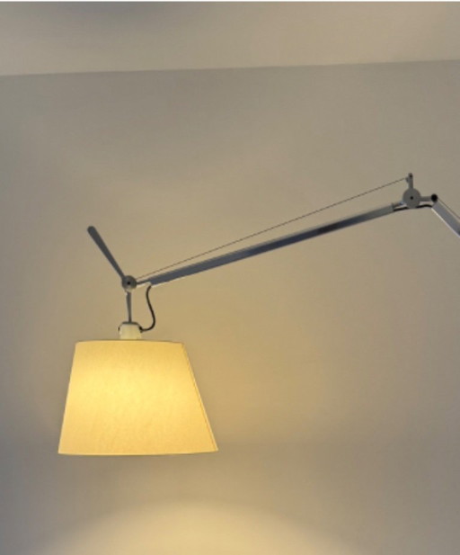 Artemide Tolomeo Mega Stehleuchte mit pergamentfarbenem Lampenschirm