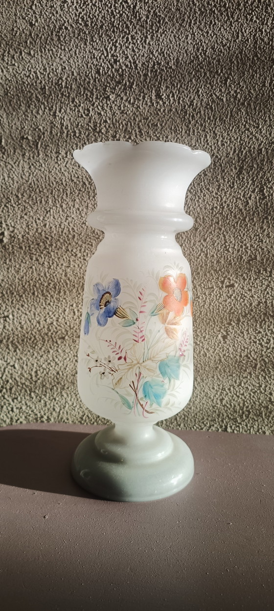 Image 1 of Mundgeblasene Opalinvase – Französisch, handbemalt