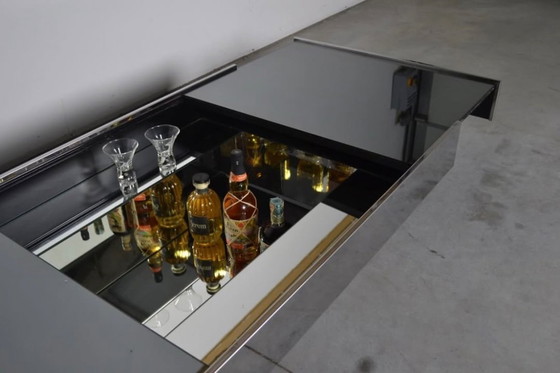 Image 1 of Tavolino da caffè con bar a scomparsa Willy Rizzo