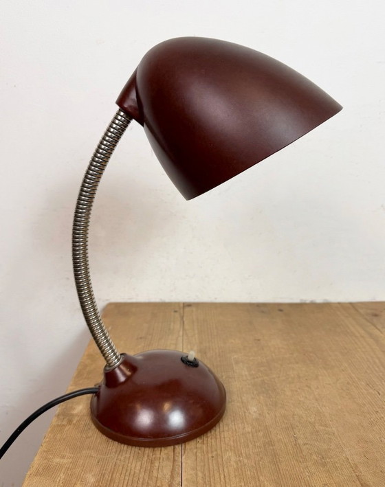 Image 1 of Lampe de table vintage en bakélite brune à col de cygne, années 1950