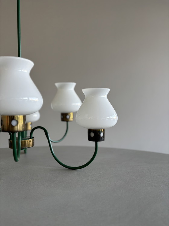 Image 1 of Lampadario vintage italiano a 6 luci - dettagli verde bosco e oro, paralumi in vetro opalino