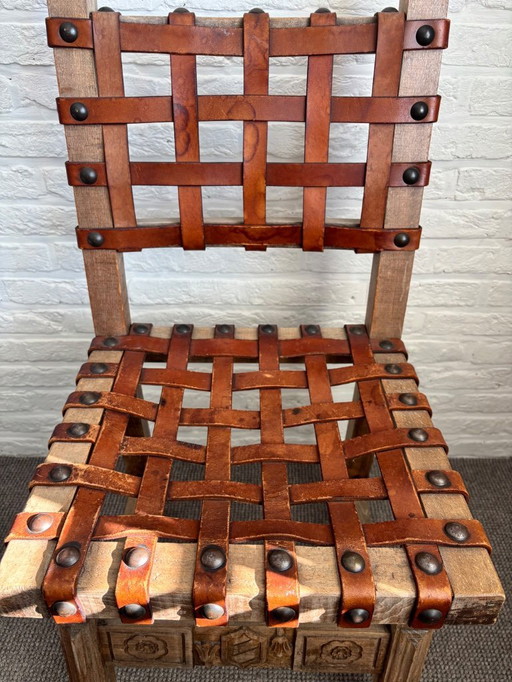 Sedia spagnola in legno con rivestimento in cuoio