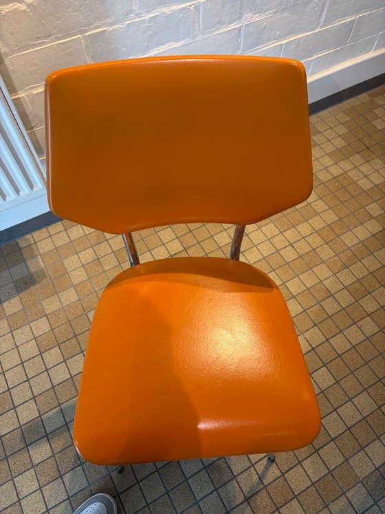 Image 1 of Ensemble de salle à manger vintage milieu du siècle – Table ronde et 4 chaises orange