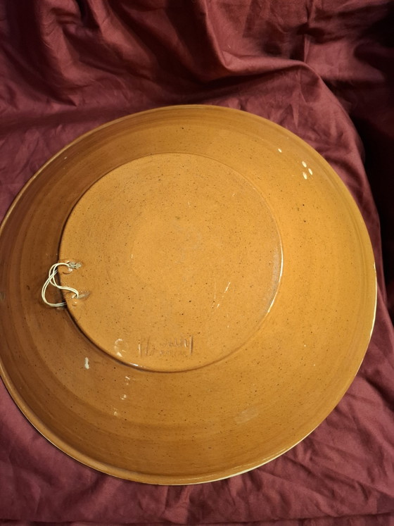 Grande piatto da parete vintage di arte popolare da 37 cm – Firmato "Judit" Karcag (Ungheria) con decorazione (photo 6 of 8)