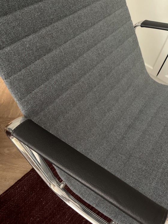 Vitra Fauteuil EA124 – Leather, Textile (photo 3 of 6)