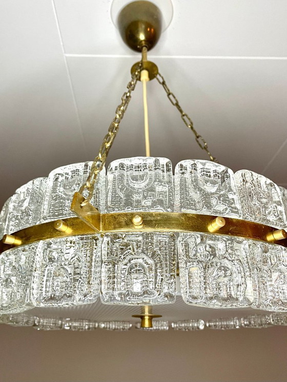 Image 1 of Carl Fagerlund voor Orrefors kroonluchter van messing en kristalglas uit het midden van de vorige eeuw, Zweden, jaren 60