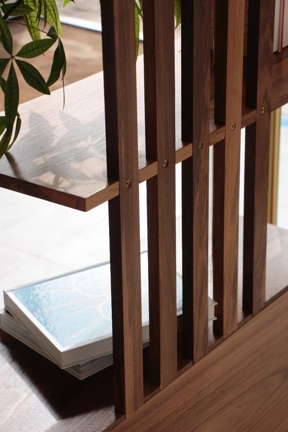 Image 1 of Divisorio per ambienti illuminato - Noce e ottone