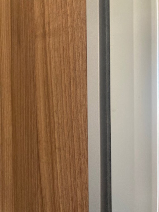 Image 1 of Armario moderno IKEA PAX que va desde el suelo hasta el techo, con puertas correderas de cierre suave.