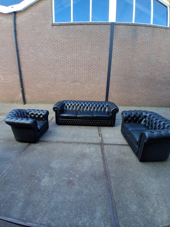 Conjunto de sofás Chesterfield de cuero negro 3+2+1, fabricado en Inglaterra. – Salvale Design (photo 2 of 12)