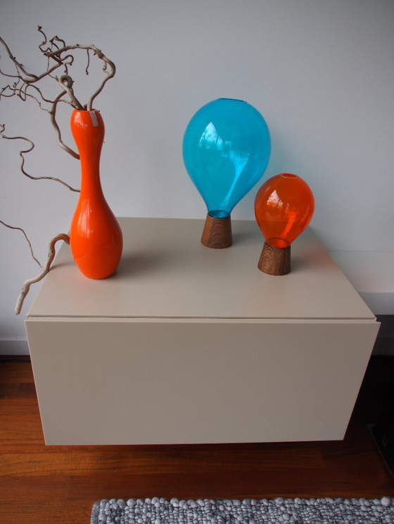 Image 1 of Armadio a ribalta di design con due mensole a muro adiacenti .