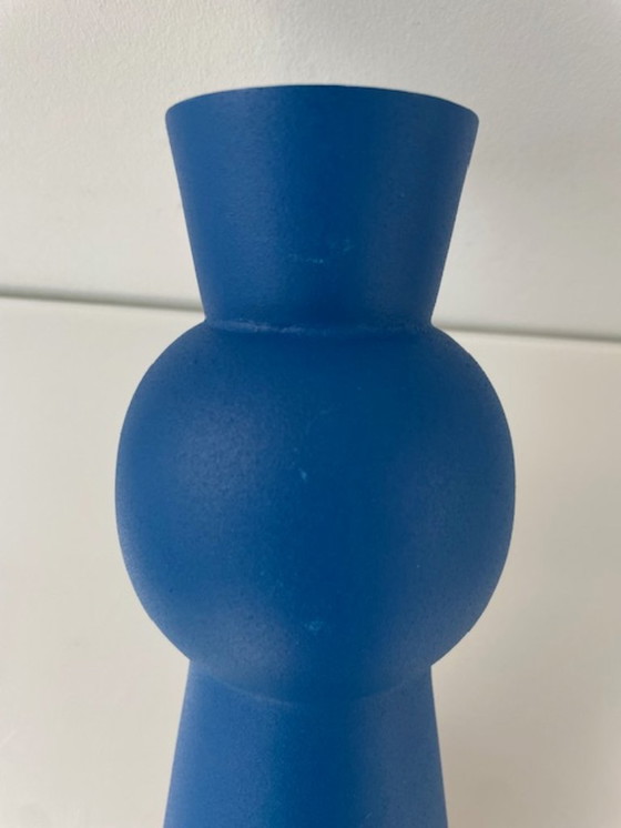 Image 1 of Jarrón de diseño moderno azul fabricado en aluminio con recubrimiento en polvo.