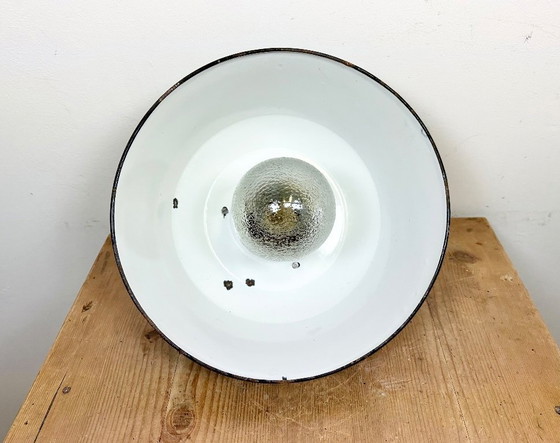 Image 1 of Suspension industrielle en fonte émaillée bleue avec abat-jour en verre, années 1960