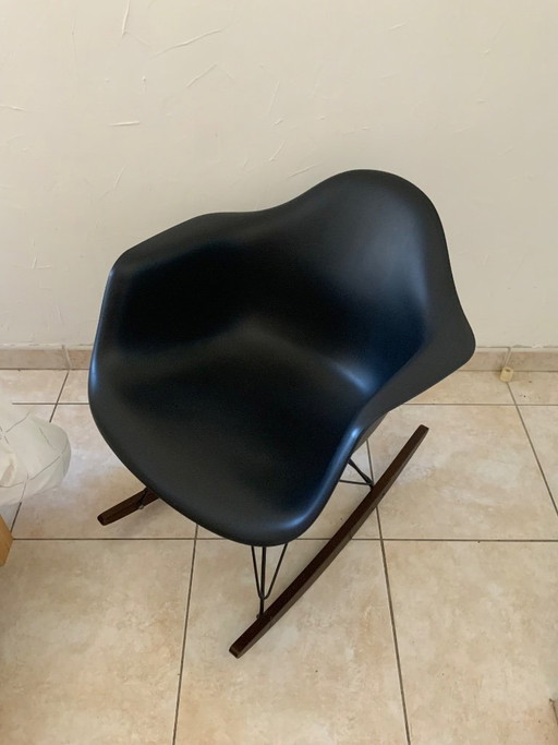 Vitra Eames RAR schommelstoel – Zwarte collectie 2015 – Charles & Ray Eames – schommelstoelen, Metal, Plastic (photo 2 of 8)