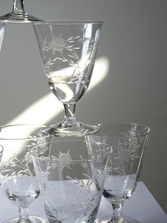 Image 1 of 8 verres à vin cristal gravé à la roue décor végétal, Bohême, début XXe