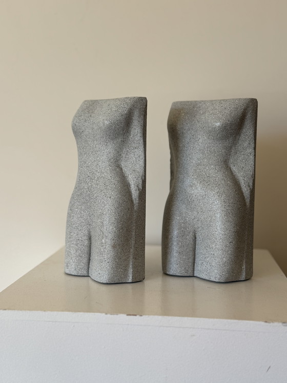 Image 1 of Ensemble de 2 serre-livres vintage en pierre représentant un torse féminin