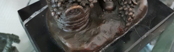 Image 1 of Bronzestatue eines Mädchens mit einem Korb voller Trauben