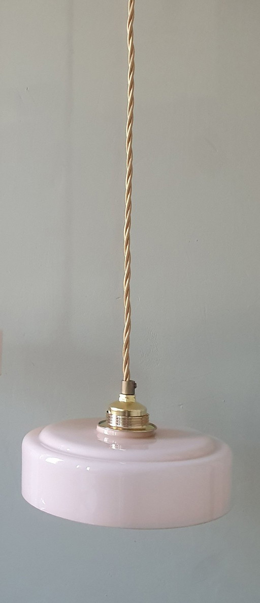 Suspension Art Déco vintage en verre opalin rose pastel.