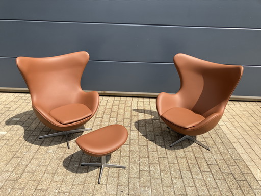 2x Fritz Hansen Egg Chair + Ottoman in Cognac leder NIEUW!!