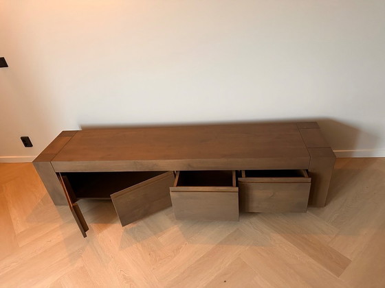 Image 1 of Mobile porta TV in rovere massello: elegante e senza tempo.