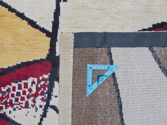 Handgeknüpfter Woll-Seiden-Teppich – Roy Lichtenstein Pop-Art-Komposition „Roter Reiter“ (190 x 260 cm) (photo 3 of 9)
