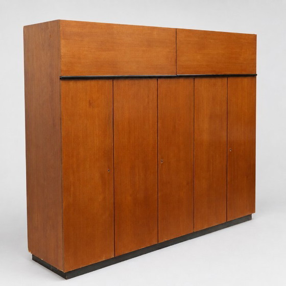 Image 1 of Amplio armario antiguo de teca con secciones para colgar ropa y estantes, de la década de 1960.