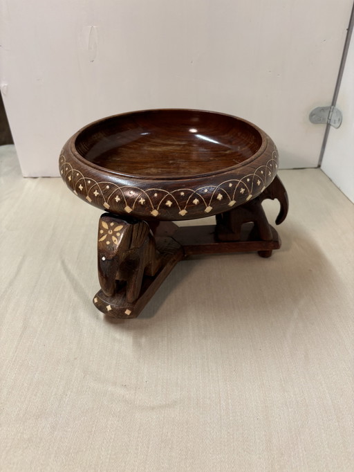 Schaal vintage handgemaakte schaal drie knielende olifanten