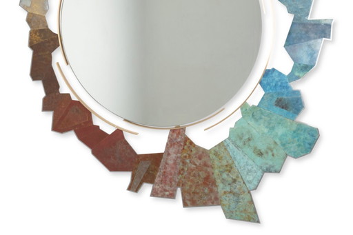 Miroir en bronze et laiton oxydé de forme déstructurée. Contemporain.