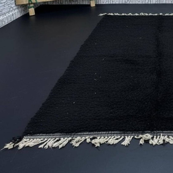 Image 1 of Alfombra negra hecha a mano de 250 cm x 150 cm.