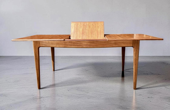 Image 1 of Een uitschuifbare teakhouten eettafel van Fonseca, vervaardigd door Younger Ltd, in mid-century modern stijl.