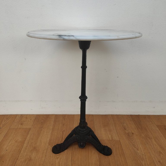 Image 1 of Tavolo da bistrot con piano in marmo e gambe in ghisa, tavolo da giardino