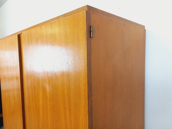 Image 1 of Armario antiguo de roble de la década de 1960.