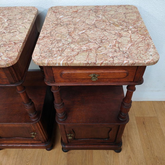 Image 1 of Set di due comodini antichi vintage con piano in marmo