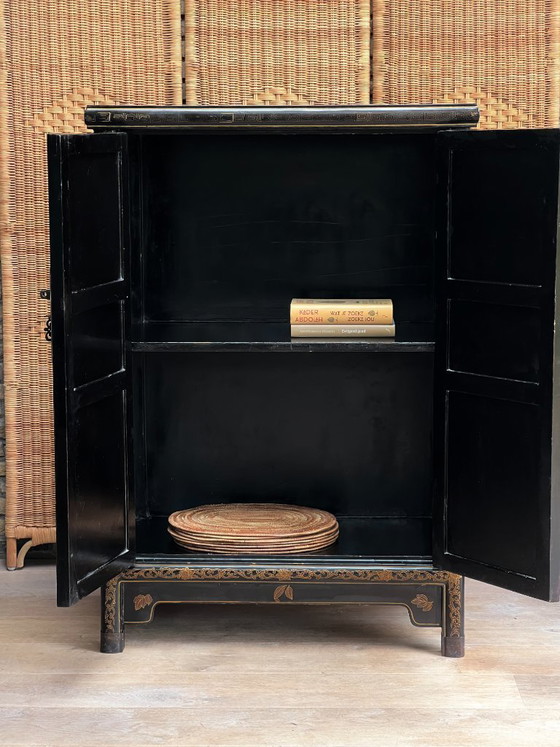 Image 1 of Armario chinoiserie antiguo con incrustaciones de nácar - Armario lacado chino