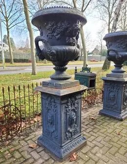 Grote antieke gietijzeren plantenbakken op sokkel jardinière, Zwart, Vintage (foto 6 van 14)