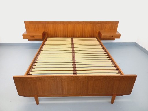 Cama doble escandinava vintage de teca de la década de 1960 con mesitas de noche integradas y somier de láminas.