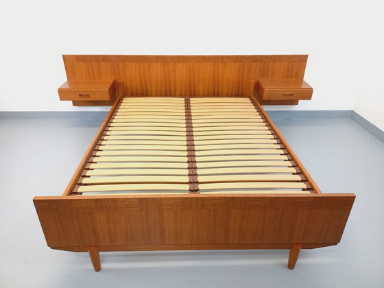 Image 1 of Letto matrimoniale vintage scandinavo in teak degli anni '60 con comodini integrati e base a doghe.