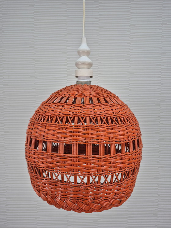 Image 1 of Poolse vintage oranje rieten lamp. Hanglamp rotan. 