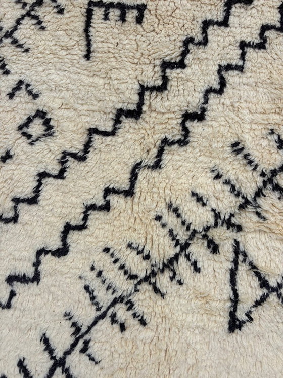Image 1 of Tapis berbère marocain luxueux en laine 250x350 cm – Tapis berbère blanc et noir – Tapis marocain authentique 
